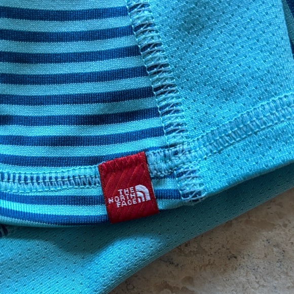 The North Face size XS Women's Vapor Wick Blue Striped Top - Picture 4 of 5